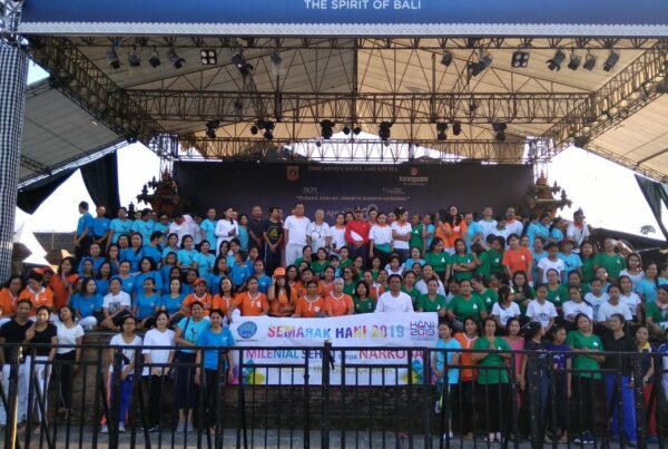Sosialisasi bahaya narkoba melalui Foto bersama dengan media Spanduk HANI 2019
