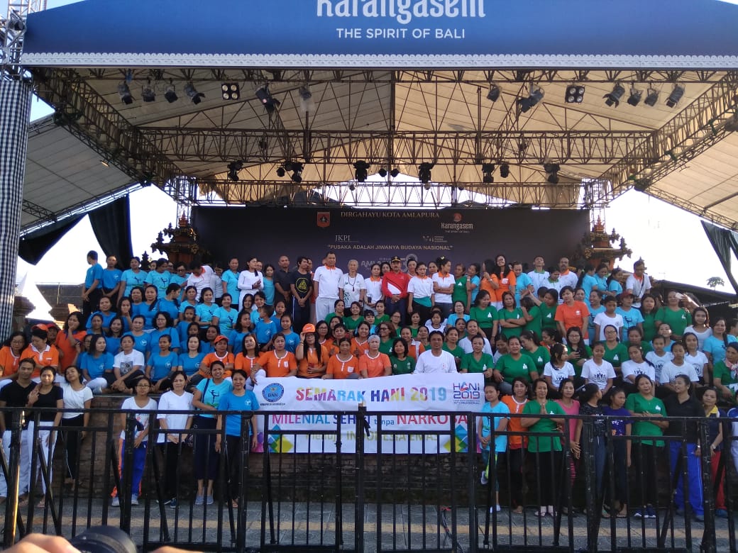Sosialisasi bahaya narkoba melalui Foto bersama dengan media Spanduk HANI 2019 Sosialisasi bahaya narkoba melalui Foto bersama dengan media Spanduk HANI 2019