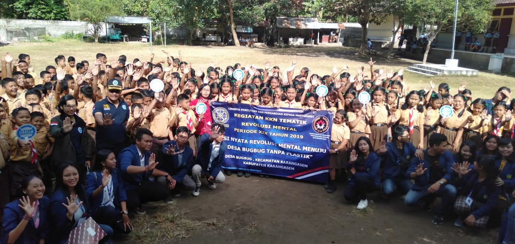 Desiminasi Informasi Penguatan P4GN Melalui Tatap Muka Langsung di Lapangan Upacara Bendera SMP N 4 Amlapura Desiminasi Informasi Penguatan P4GN Melalui Tatap Muka Langsung di Lapangan Upacara Bendera SMP N 4 Amlapura