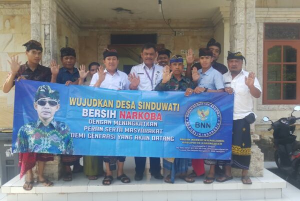 Sosialisasi bahaya narkoba melalui pemasangan spanduk di Kantor Perbekel Desa Sinduwati