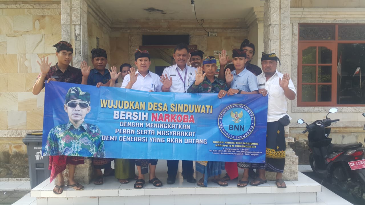 Sosialisasi bahaya narkoba melalui pemasangan spanduk di Kantor Perbekel Desa Sinduwati