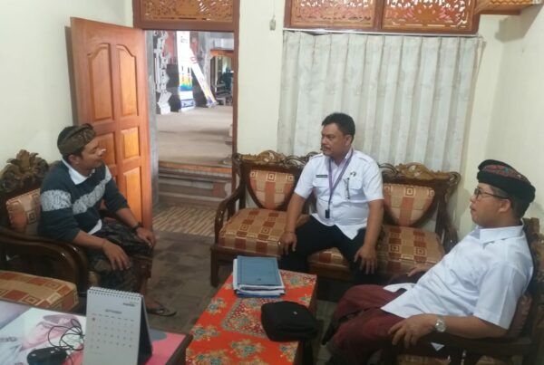 Sosialisasi bahaya narkoba melalui pemasangan spanduk di Kantor Perbekel Desa Besakih