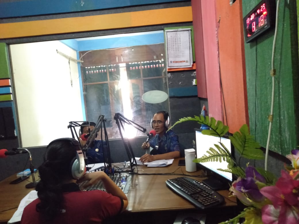 Diseminasi Informasi melalui Dialog Radio Interaktif Diseminasi Informasi melalui Dialog Radio Interaktif