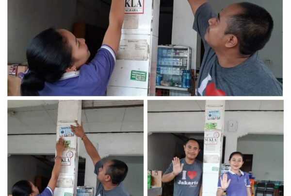 Diseminasi Informasi melalui pemasangan stiker di Warung atau toko di wilayah Kota Amlapura Diseminasi Informasi melalui pemasangan stiker di Warung atau toko di wilayah Kota Amlapura