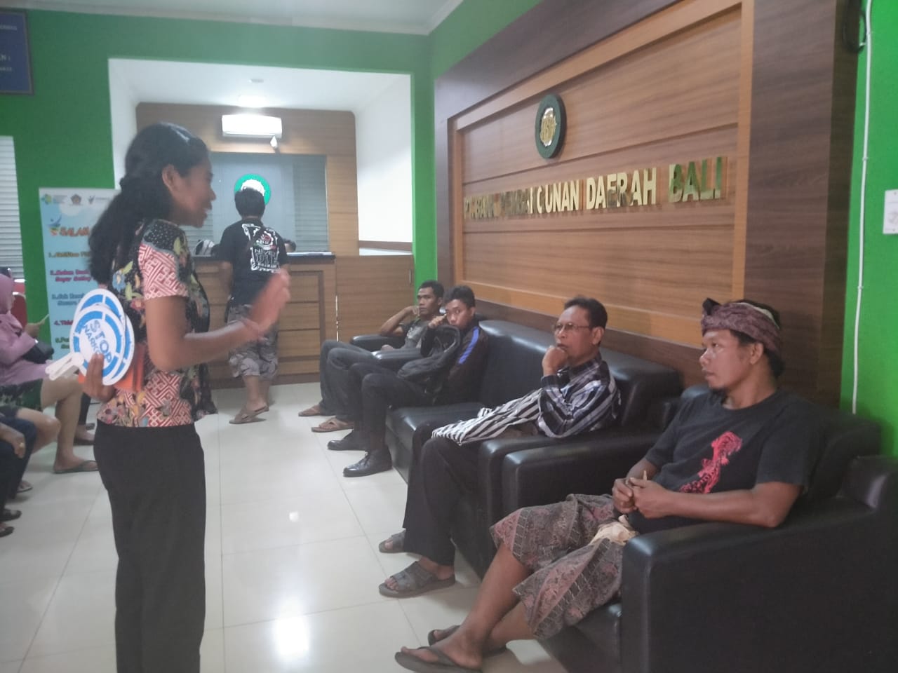 Diseminasi Informasi P4GN melalui media konvensional tatap muka langsung dan Pembagian Brosur kepada masyarakat umum untuk mewujudkan bebas dari peredaran Narkoba