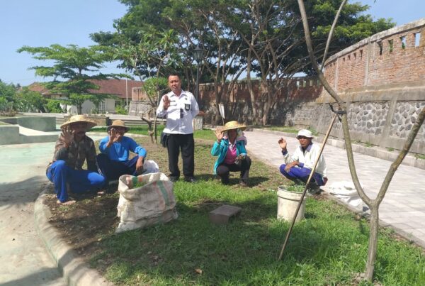 Deseminasi Informasi P4GN melalui tatap muka kepada tukang kebun agar bebas dari peredaran Narkoba