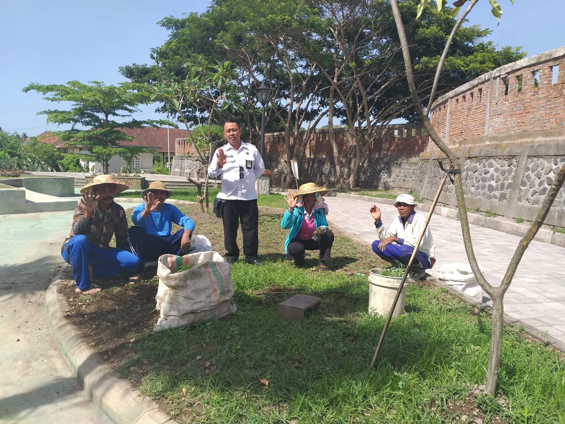 Deseminasi Informasi P4GN melalui tatap muka kepada tukang kebun agar bebas dari peredaran Narkoba