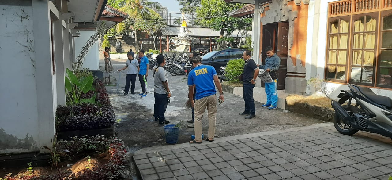 BNNK Karangasem melakukan giat gotong royong bersama BNNK Karangasem melakukan giat gotong royong bersama