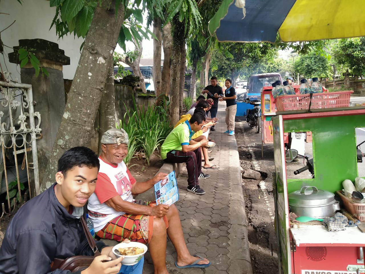 Sosialisasi Bahaya Narkoba Melalui Pembagian Brosur Sosialisasi Bahaya Narkoba Melalui Pembagian Brosur