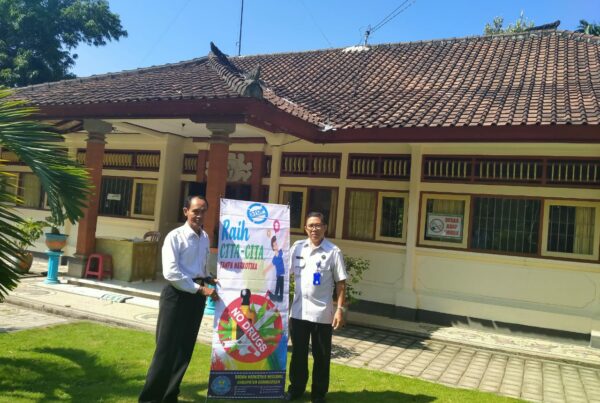Sosialisasi bahaya narkoba melalui Penyerahan X-Banner di Ruang Kepala Sekolah SMP N 4 Amlapura Sosialisasi bahaya narkoba melalui Penyerahan X-Banner di Ruang Kepala Sekolah SMP N 4 Amlapura