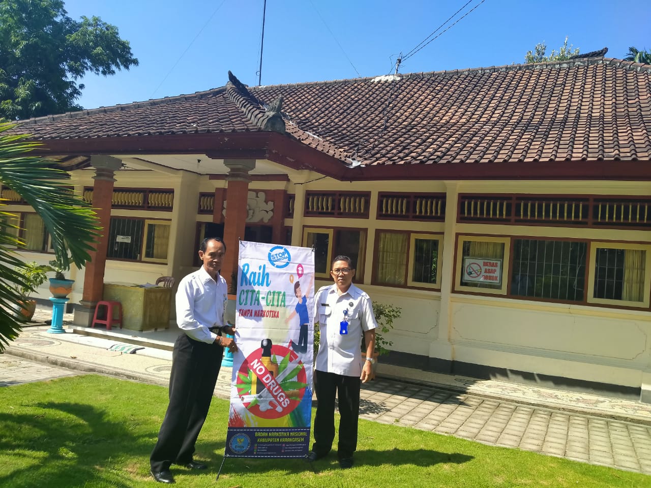Sosialisasi bahaya narkoba melalui Penyerahan X-Banner di Ruang Kepala Sekolah SMP N 4 Amlapura Sosialisasi bahaya narkoba melalui Penyerahan X-Banner di Ruang Kepala Sekolah SMP N 4 Amlapura