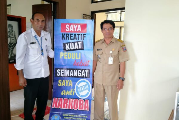 Sosialisasi bahaya narkoba melalui Penyerahan X-Banner