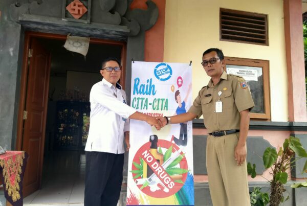Sosialisasi bahaya narkoba melalui Penyerahan X-Banner di SMP N 1 Rendang