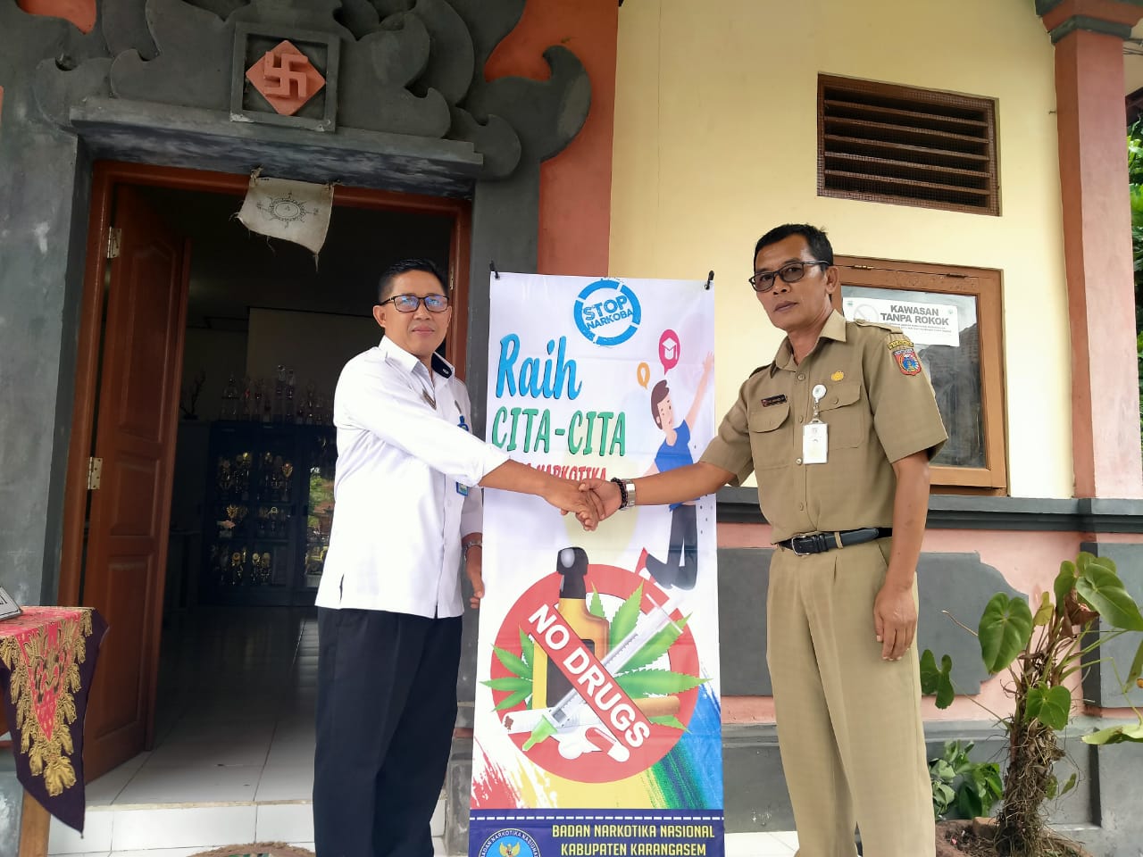 Sosialisasi bahaya narkoba melalui Penyerahan X-Banner di SMP N 1 Rendang Sosialisasi bahaya narkoba melalui Penyerahan X-Banner di SMP N 1 Rendang