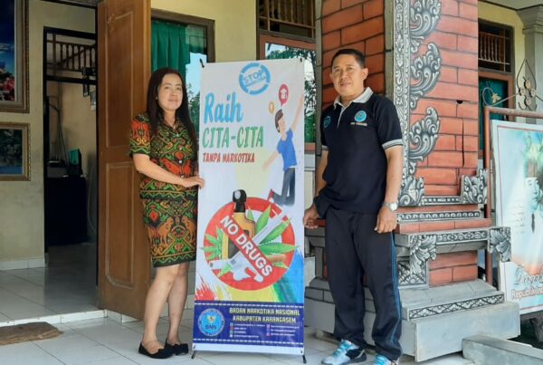 Sosialisasi bahaya narkoba melalui Penyerahan X-Banner di SMA N 1 Bebandem