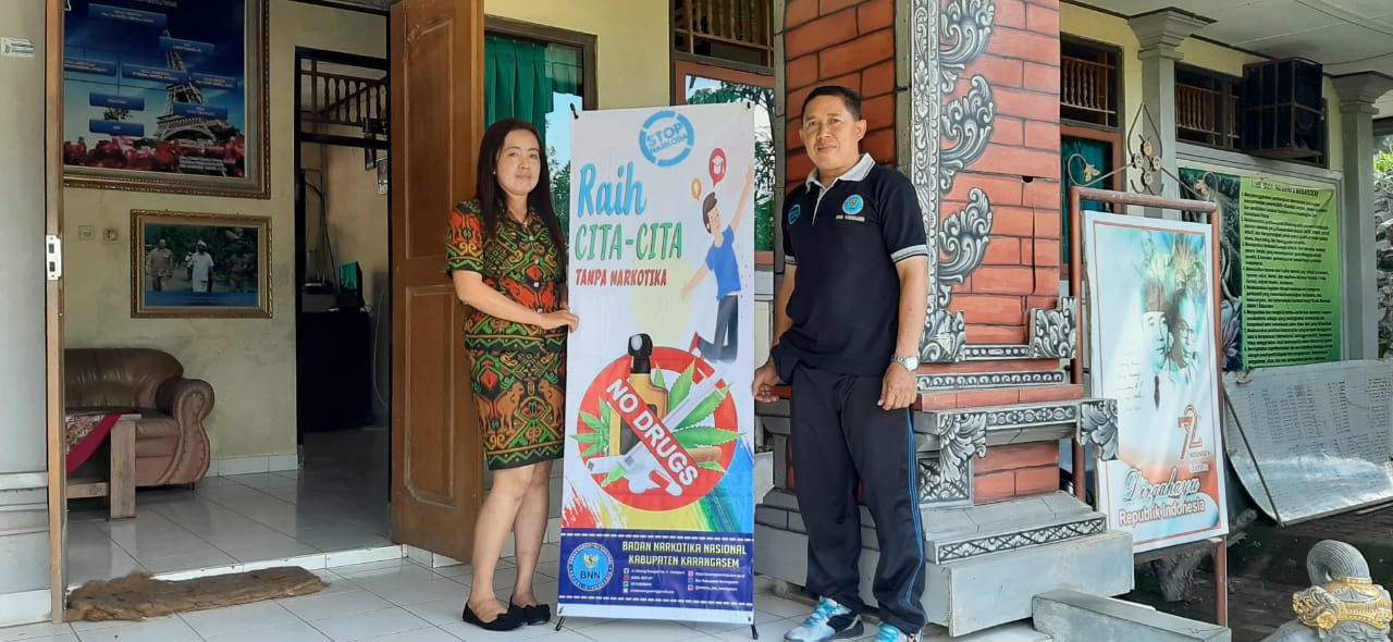 Sosialisasi bahaya narkoba melalui Penyerahan X-Banner di SMA N 1 Bebandem Sosialisasi bahaya narkoba melalui Penyerahan X-Banner di SMA N 1 Bebandem