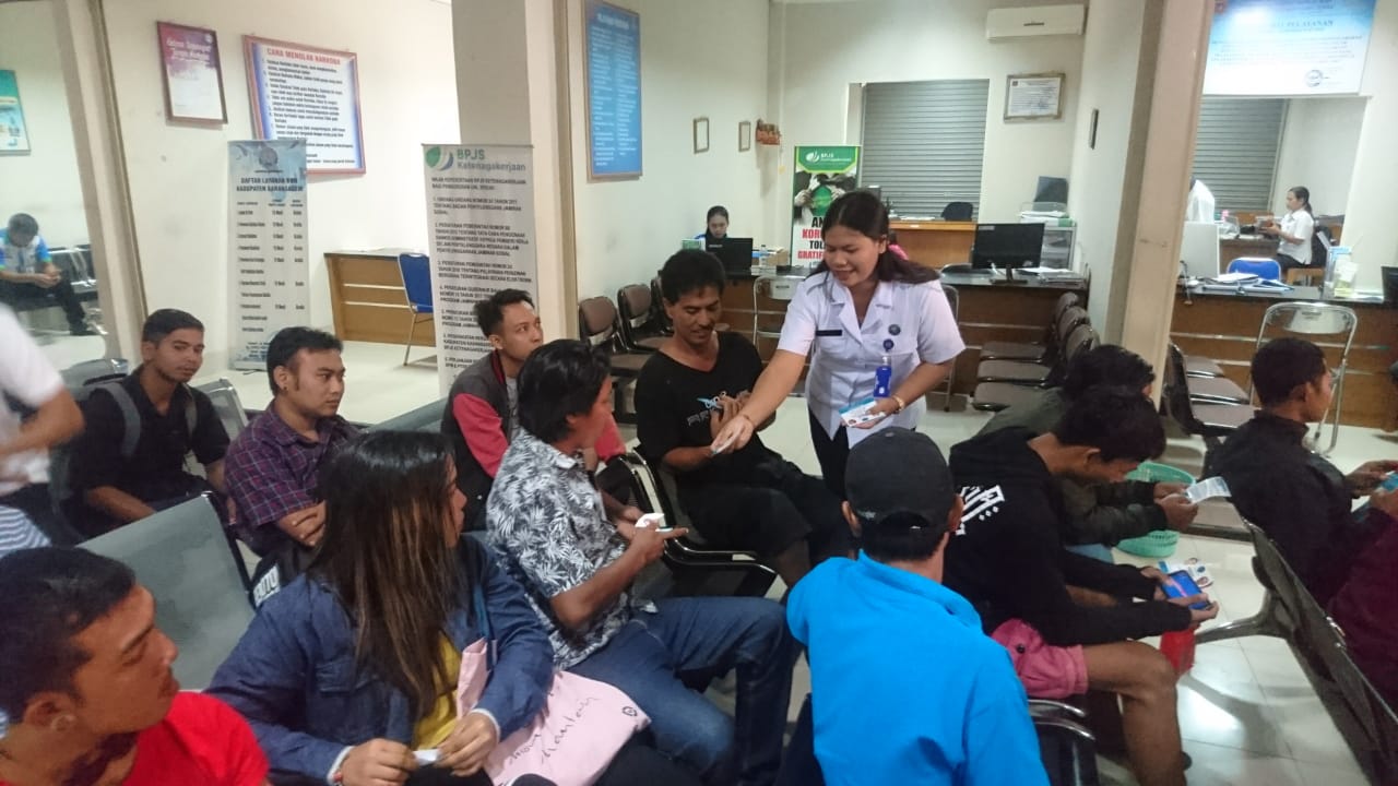 Diseminasi Informasi P4GN melalui Penyebaran Brosur kepada masyarakat umum guna untuk mewujudkan bebas dari peredaran Narkoba Diseminasi Informasi P4GN melalui Penyebaran Brosur kepada masyarakat umum guna untuk mewujudkan bebas dari peredaran Narkoba