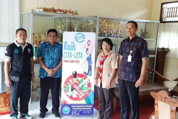 Sosialisasi bahaya narkoba melalui Penyerahan X-Banner di SMP N 1 Bebandem