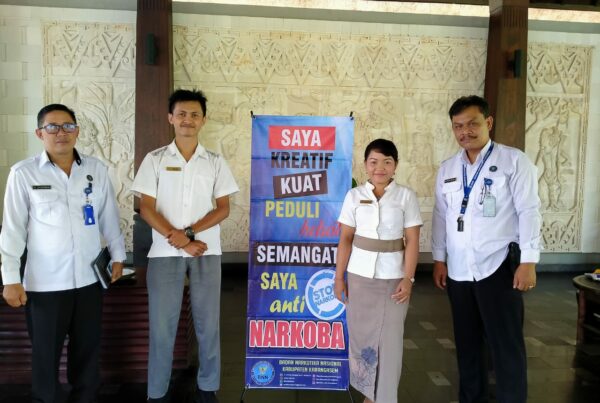 Sosialisasi bahaya narkoba melalui Penyerahan X-Banner di Ramayana Resort and Spa