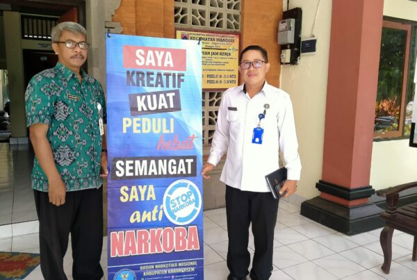 Sosialisasi bahaya narkoba melalui Penyerahan X-Banner di Kantor Camat Manggis