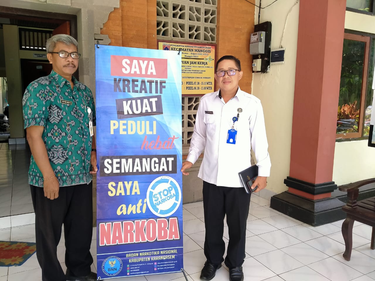 Sosialisasi bahaya narkoba melalui Penyerahan X-Banner di Kantor Camat Manggis Sosialisasi bahaya narkoba melalui Penyerahan X-Banner di Kantor Camat Manggis