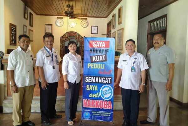 Sosialisasi bahaya narkoba melalui Penyerahan X-Banner di Puri Bagus Candidasa