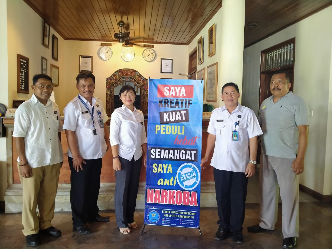 Sosialisasi bahaya narkoba melalui Penyerahan X-Banner di Puri Bagus Candidasa Sosialisasi bahaya narkoba melalui Penyerahan X-Banner di Puri Bagus Candidasa
