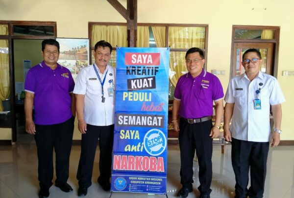 Sosialisasi bahaya narkoba melalui Penyerahan X-Banner di Bali Palms