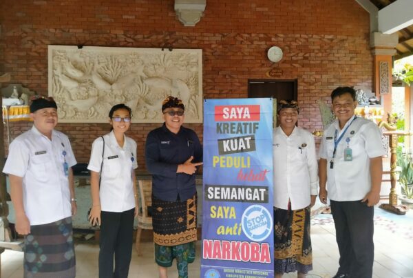 Sosialisasi bahaya narkoba melalui Penyerahan X-Banner di Ashyana Beach Resort and Spa