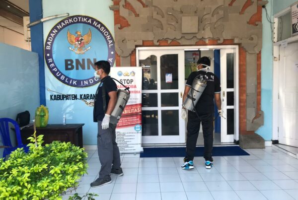 Langkah Pencegahan Penyebaran Virus Covid-19 melalui Penyemprotan Desinfektan di Lingkungan BNNK Karangasem