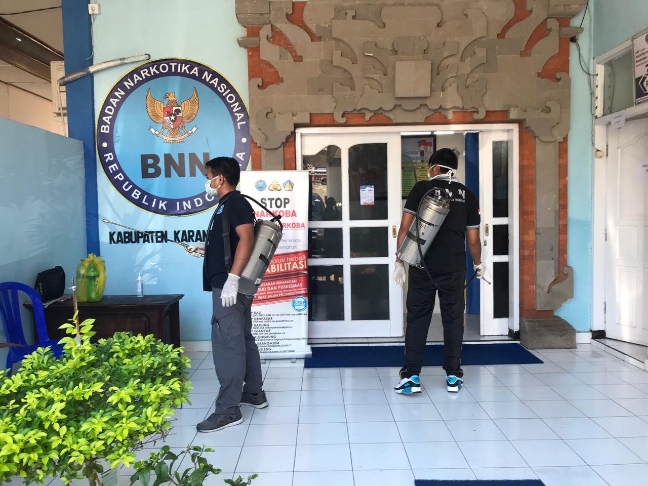 Langkah Pencegahan Penyebaran Virus Covid-19 melalui Penyemprotan Desinfektan di Lingkungan BNNK Karangasem Langkah Pencegahan Penyebaran Virus Covid-19 melalui Penyemprotan Desinfektan di Lingkungan BNNK Karangasem