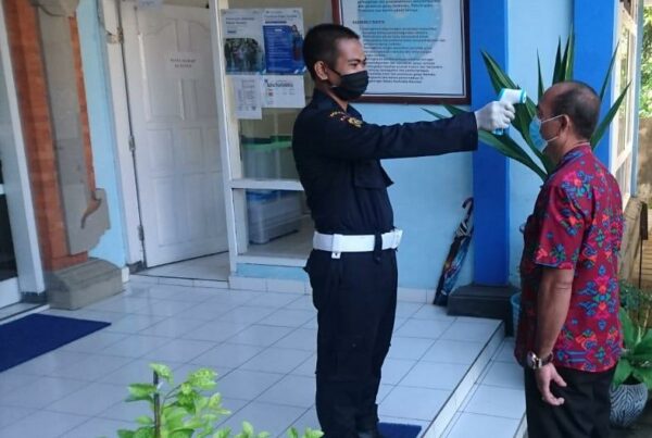 Pengecekan Suhu Kepada Personil BNNK Karangasem Pengecekan Suhu Kepada Personil BNNK Karangasem