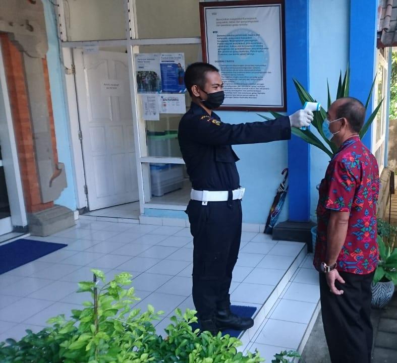 Pengecekan Suhu Kepada Personil BNNK Karangasem Pengecekan Suhu Kepada Personil BNNK Karangasem