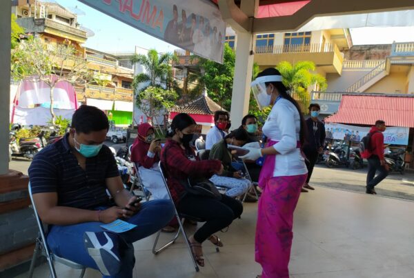 Sosialisasi Informasi P4GN melalui pembagian brosur dan selalu mengutamakan protokol kesehatan Mall Pelayanan Publik Kab. Karangasem