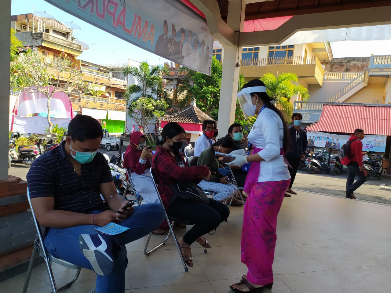 Sosialisasi Informasi P4GN melalui pembagian brosur dan selalu mengutamakan protokol kesehatan Mall Pelayanan Publik Kab. Karangasem
