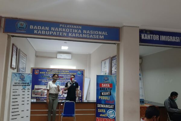 Sosialisasi Informasi P4GN melalui pembagian brosur dan selalu mengutamakan protokol kesehatan Sosialisasi Informasi P4GN melalui pembagian brosur dan selalu mengutamakan protokol kesehatan