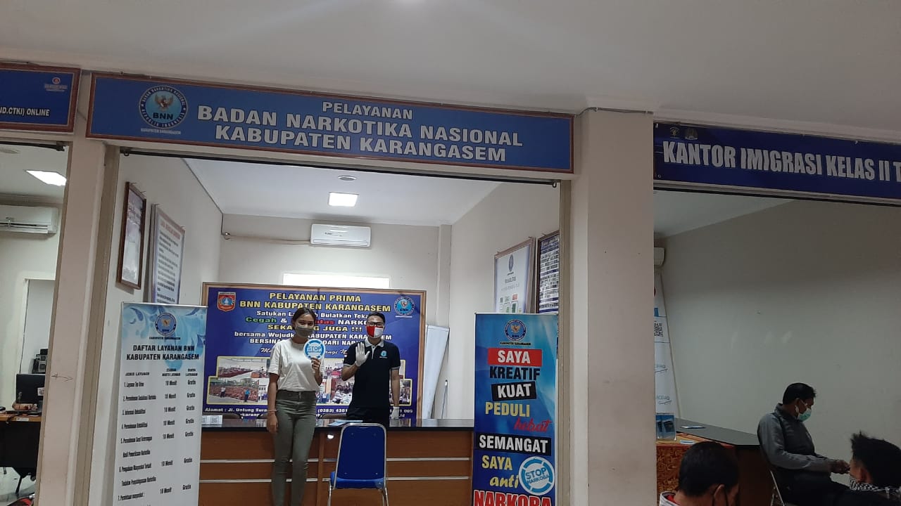 Sosialisasi Informasi P4GN melalui pembagian brosur dan selalu mengutamakan protokol kesehatan