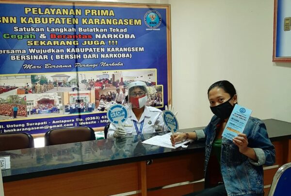 Sosialisasi Informasi P4GN melalui pembagian brosur dan selalu mengutamakan protokol kesehatan Sosialisasi Informasi P4GN melalui pembagian brosur dan selalu mengutamakan protokol kesehatan