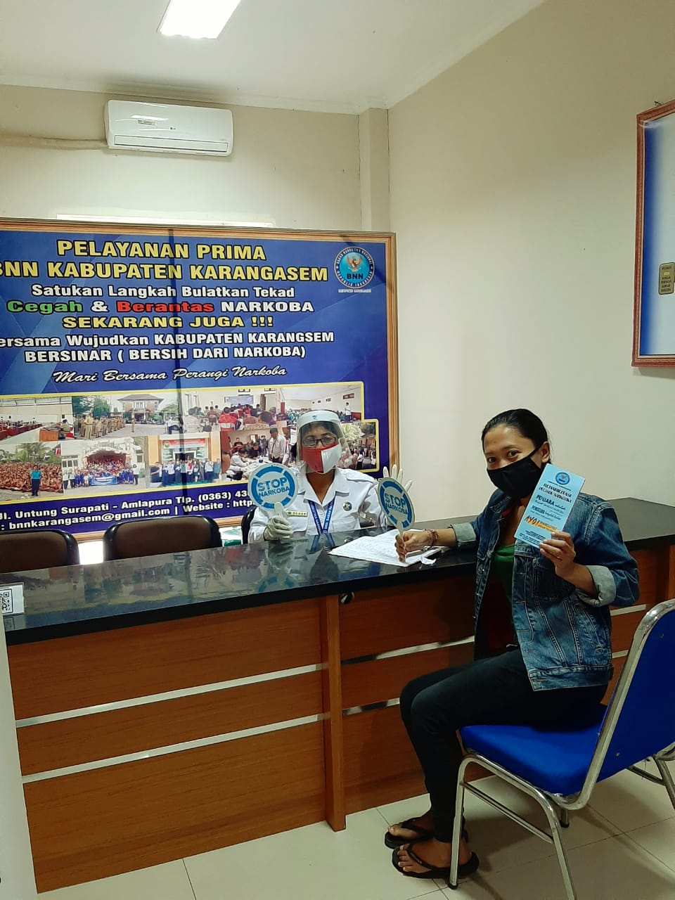 Sosialisasi Informasi P4GN melalui pembagian brosur dan selalu mengutamakan protokol kesehatan Sosialisasi Informasi P4GN melalui pembagian brosur dan selalu mengutamakan protokol kesehatan
