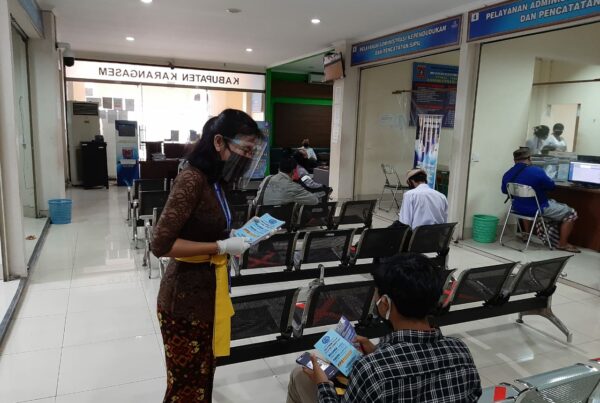 Sosialisasi Informasi P4GN melalui pembagian brosur dengan tetap mengutamakan protokol kesehatan Sosialisasi Informasi P4GN melalui pembagian brosur dengan tetap mengutamakan protokol kesehatan