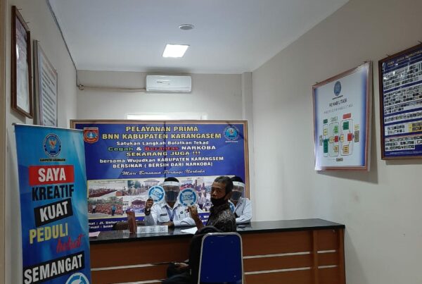 Diseminasi Informasi P4GN melalui Penyebaran Brosur kepada masyarakat umum guna untuk mewujudkan bebas dari peredaran Narkoba