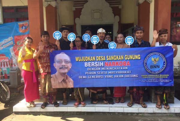 Sosialisasi bahaya narkoba melalui pemasangan spanduk di Kantor Perbekel Tangkup