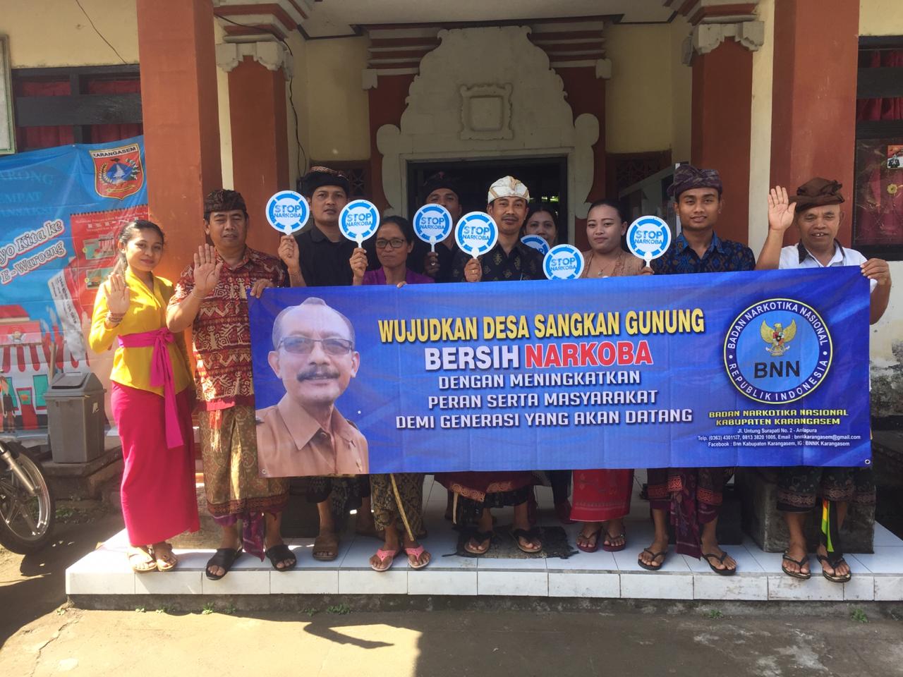 Sosialisasi bahaya narkoba melalui pemasangan spanduk di Kantor Perbekel Tangkup Sosialisasi bahaya narkoba melalui pemasangan spanduk di Kantor Perbekel Tangkup