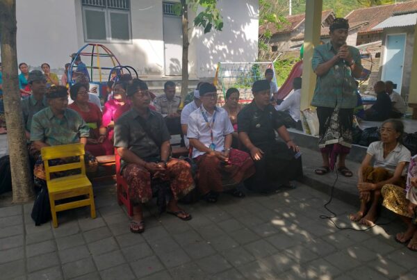 Sosialisasi bahaya narkoba melalui pemasangan spanduk di Kantor Perbekel Sangkan Gunung