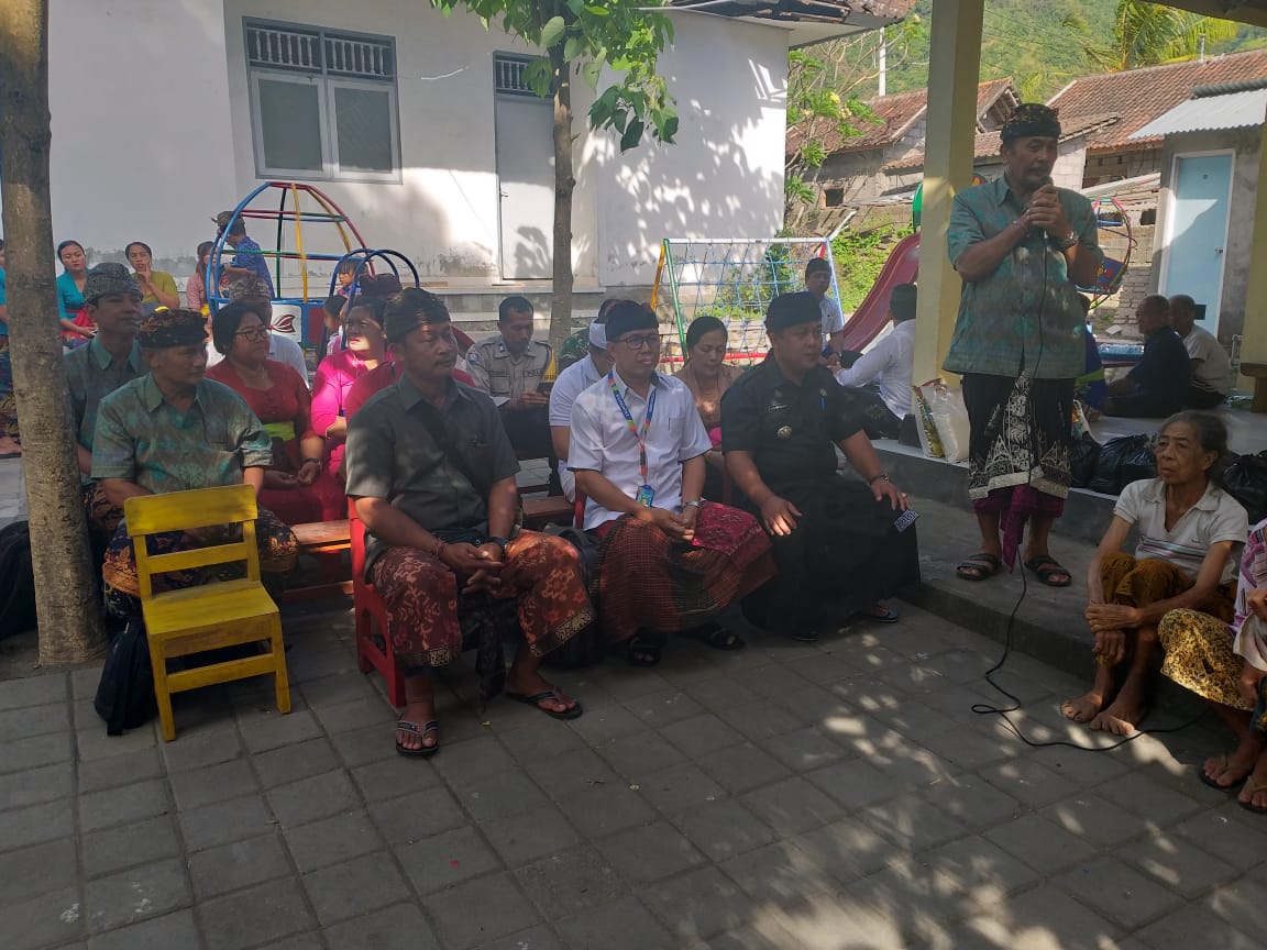 Sosialisasi bahaya narkoba melalui pemasangan spanduk di Kantor Perbekel Sangkan Gunung Sosialisasi bahaya narkoba melalui pemasangan spanduk di Kantor Perbekel Sangkan Gunung