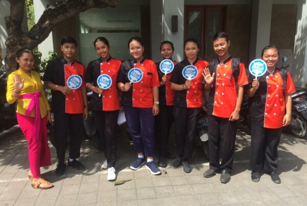 Desiminasi Informasi P4GN Melalui Tatap Muka di Depan Hotel Rama Candidasa