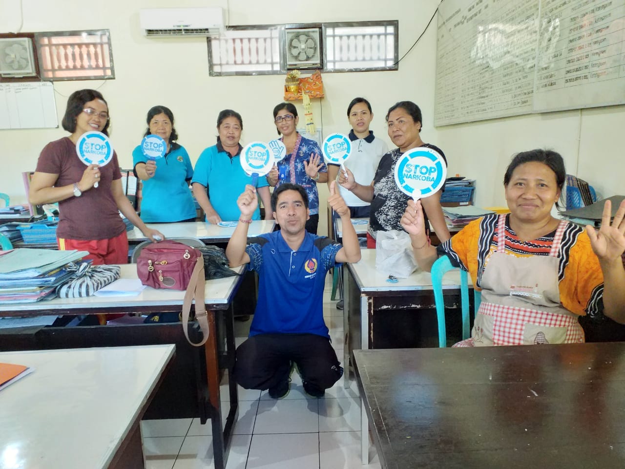 Sosialisasi Bahaya Narkoba Melalui Media Konvensional Tatap Muka. Sosialisasi Bahaya Narkoba Melalui Media Konvensional Tatap Muka.