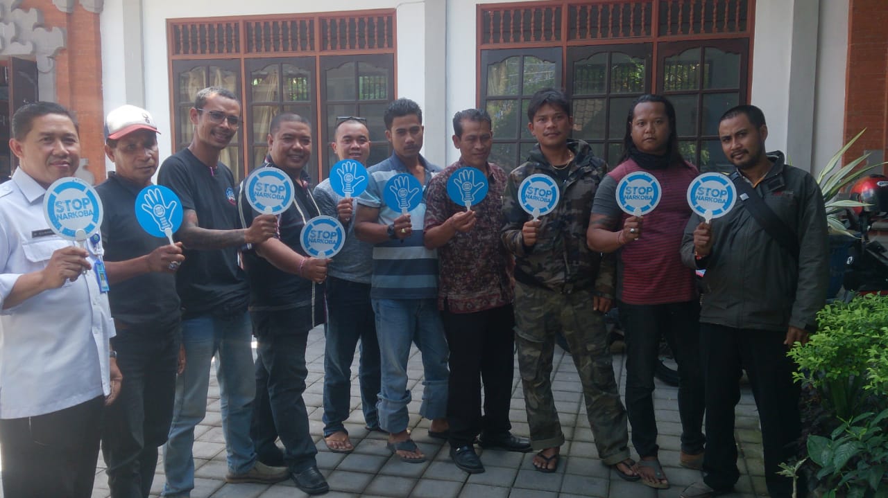 Diseminasi Informasi P4GN melalui tatap muka kepada masyarakat yang berkunjung ke BNNK Karangasem Diseminasi Informasi P4GN melalui tatap muka kepada masyarakat yang berkunjung ke BNNK Karangasem