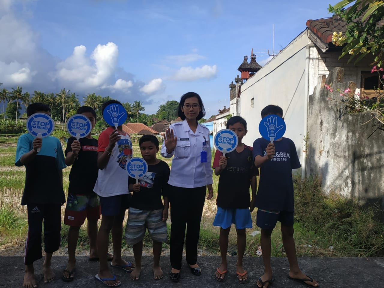 Diseminasi Informasi P4GN melalui tatap muka kepada anak-anak yang sedang bermain di sekitar Lingkungan Karangpati Diseminasi Informasi P4GN melalui tatap muka kepada anak-anak yang sedang bermain di sekitar Lingkungan Karangpati