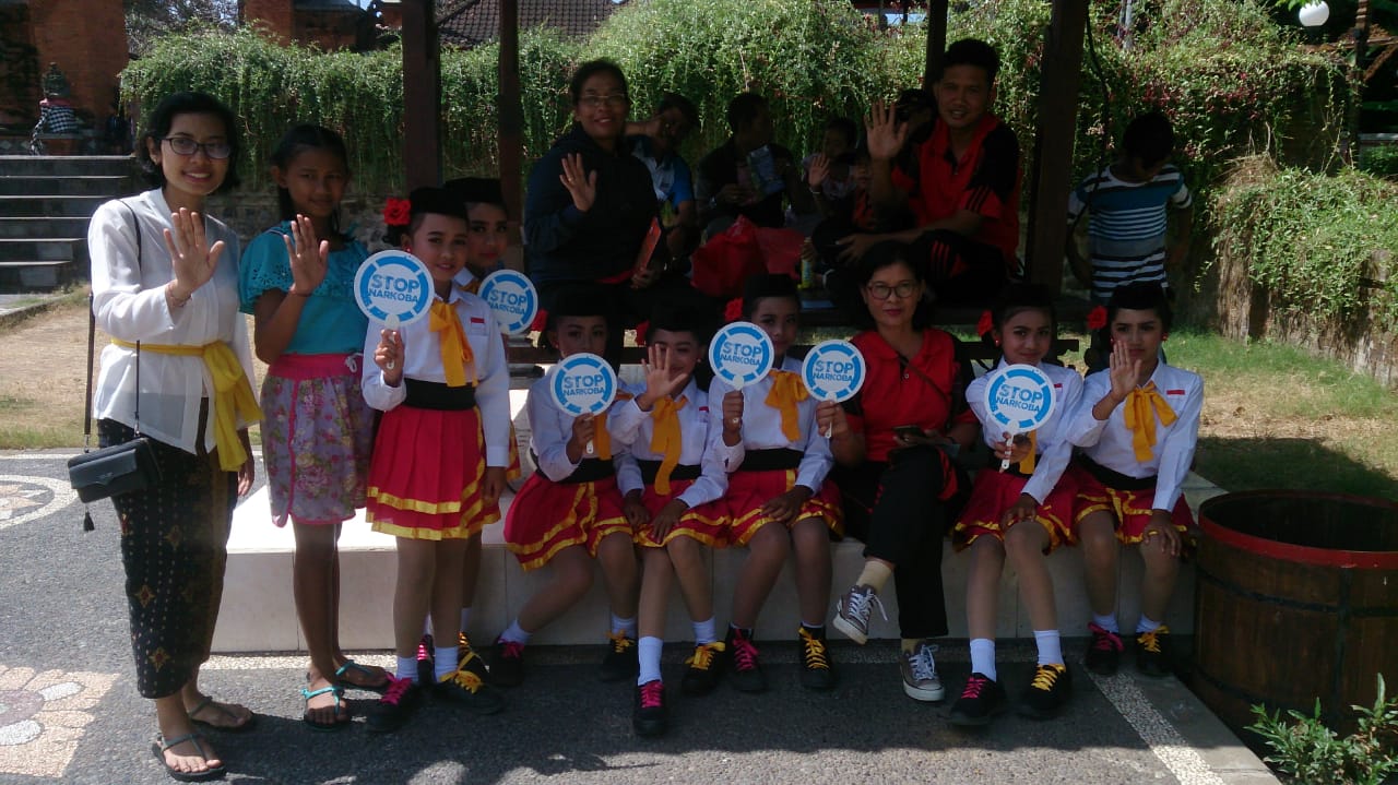 Sosialisasi Bahaya Narkoba Melalui Tatap Muka Langsung di Taman Kota dengan Guru dan Siswa SDN 7 Karangasem Sosialisasi Bahaya Narkoba Melalui Tatap Muka Langsung di Taman Kota dengan Guru dan Siswa SDN 7 Karangasem